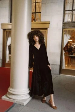 The Elsa Dress | Noir Velvet -Ivona Sale Store Elsa4 126bb743 e0db 456e 9d92 2e38a4a90387